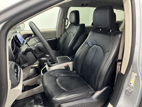 Used 2022 Chrysler Pacifica Touring-L FWD image 15