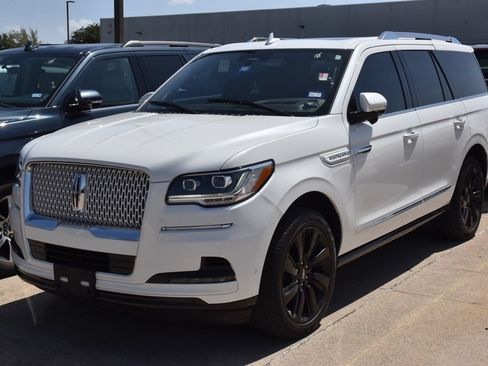 Used 2023 Lincoln Navigator Reserve AWD/4WD image 2