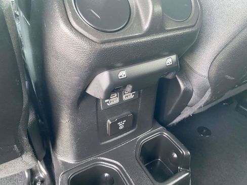Used 2025 Jeep Wrangler Unlimited Rubicon AWD/4WD image 13