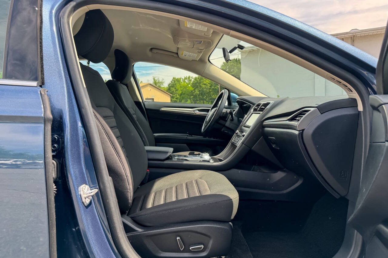 Used 2018 Ford Fusion SE w/ Fusion SE Technology Package FWD image 10
