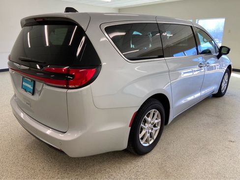 Used 2024 Chrysler Pacifica Touring-L image 5