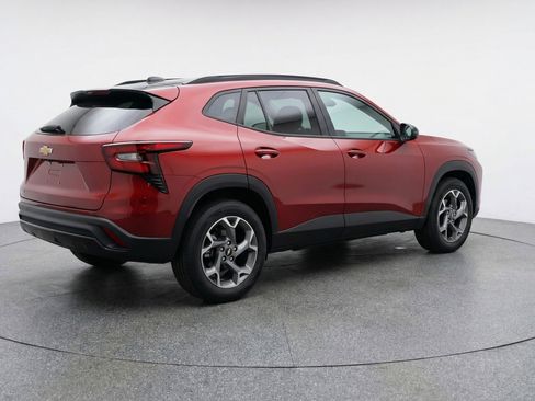 Used 2025 Chevrolet Trax LT w/ LT Convenience Package FWD image 9