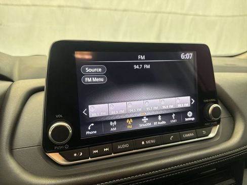 Used 2024 Nissan Rogue S FWD image 17