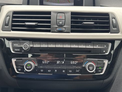 Used 2017 BMW 320i Sedan RWD image 22
