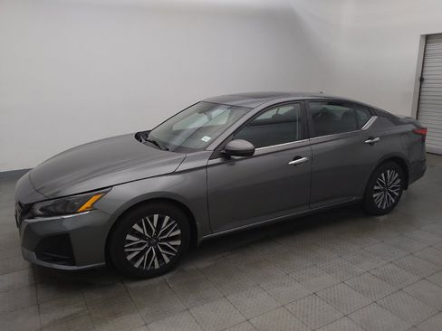 Used 2023 Nissan Altima 2.5 SV w/ SV Premium Package FWD image 2
