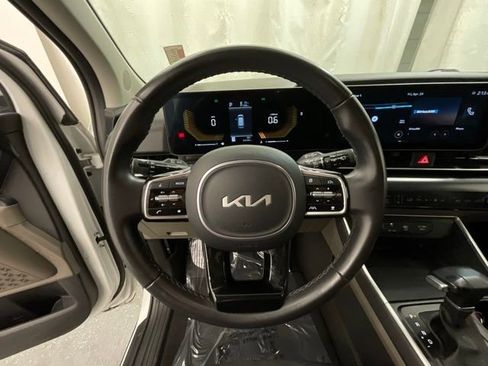 Used 2025 Kia Carnival FWD image 11