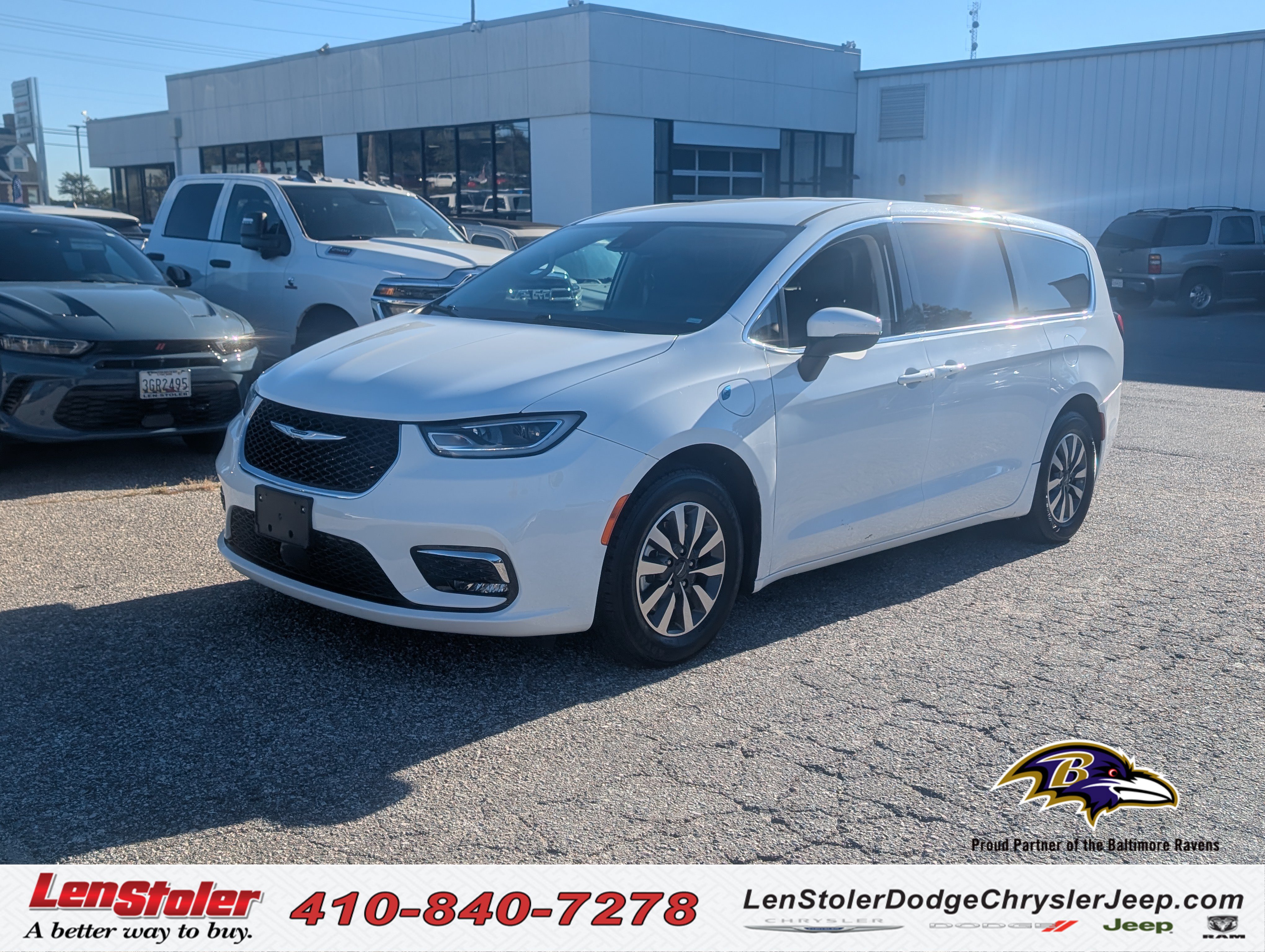 Used 2023 Chrysler Pacifica Touring-L FWD image 1