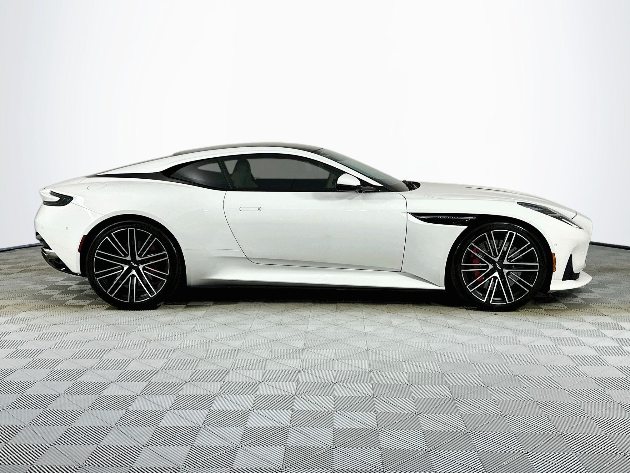 Used 2025 Aston Martin DB12 Coupe RWD image 14