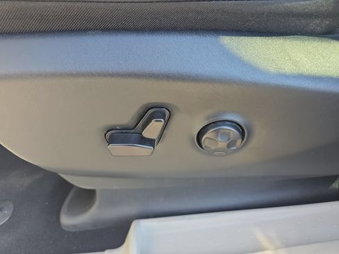 Used 2024 Chrysler Pacifica Touring-L FWD image 9
