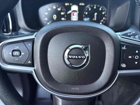 Used 2019 Volvo XC60 T5 Momentum w/ Multimedia Package image 16