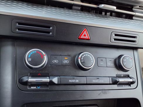 Used 2022 Kia Carnival LX image 5