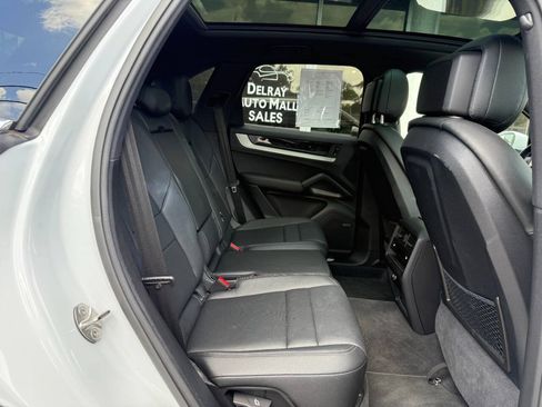 Used 2024 Porsche Cayenne AWD/4WD image 15