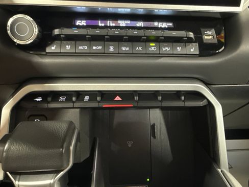 Used 2025 Toyota Sequoia Platinum AWD/4WD image 34