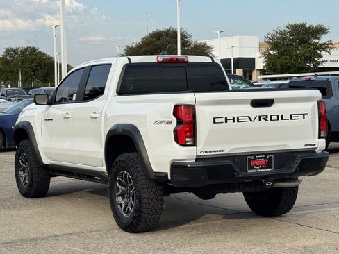 Used 2025 Chevrolet Colorado ZR2 w/ Technology Package AWD/4WD image 4