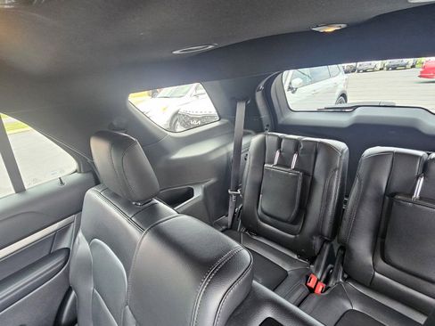 Used 2018 Ford Explorer XLT w/ Equipment Group 202A image 14