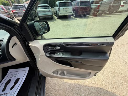 Used 2019 Dodge Grand Caravan SXT FWD image 12