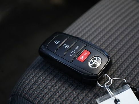 Used 2024 Toyota Highlander LE image 30