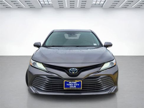 Used 2020 Toyota Camry XLE image 2