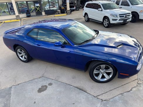 Used 2019 Dodge Challenger SXT image 3