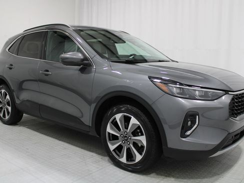 Used 2023 Ford Escape Platinum AWD/4WD image 4