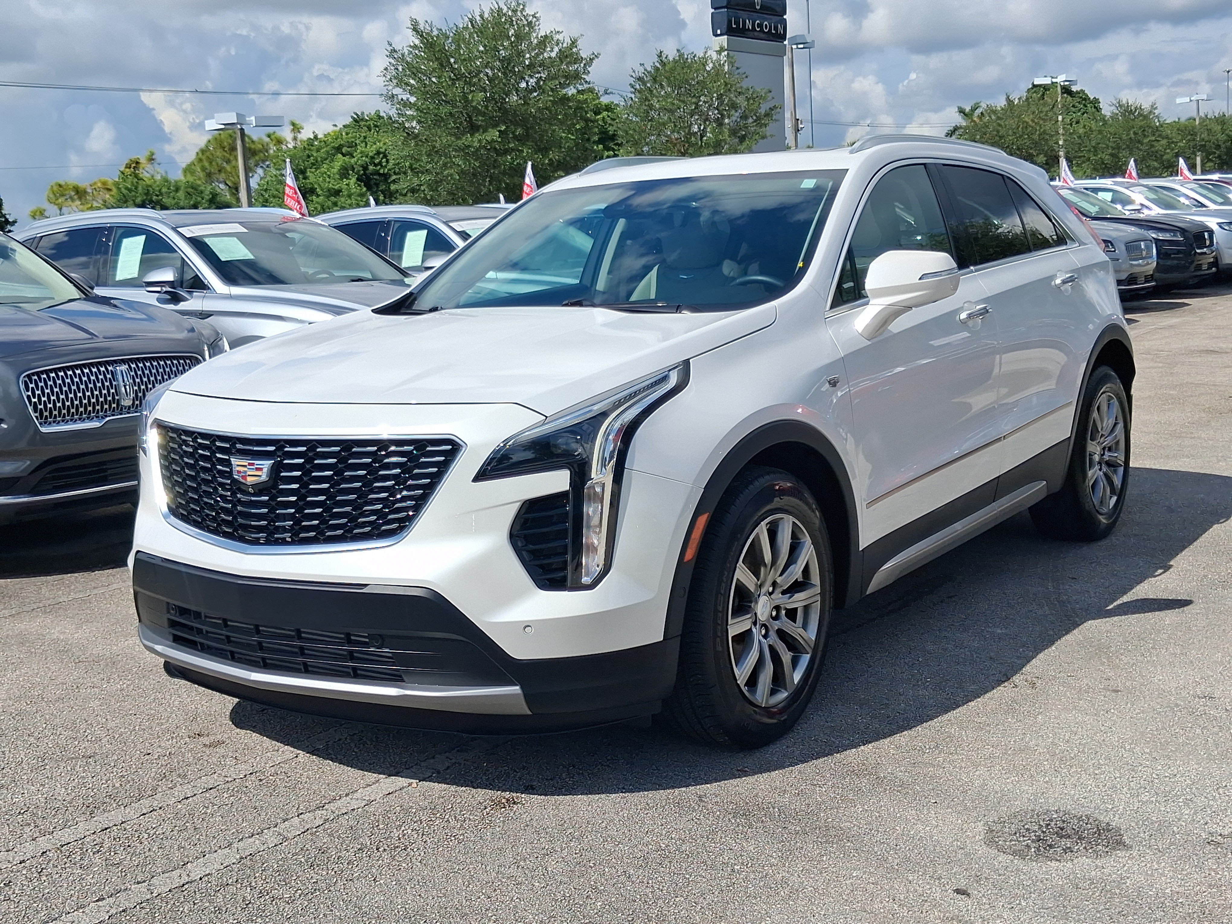 Used 2019 Cadillac XT4 Premium Luxury w/ Enhanced Visibility Package FWD image 2