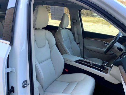Used 2021 Volvo XC90 T6 Momentum w/ Climate Package image 7