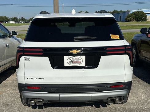 Used 2025 Chevrolet Traverse LT FWD image 4