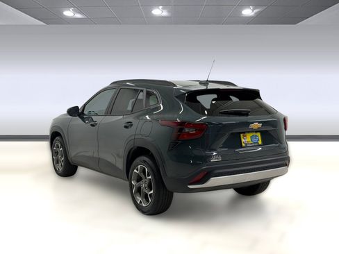 Used 2025 Chevrolet Trax LT FWD image 2