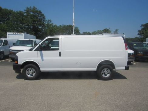Used 2025 Chevrolet Express 2500 w/ Driver Convenience Package RWD image 3
