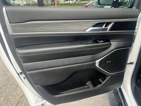 Used 2024 Jeep Wagoneer L Series II image 31