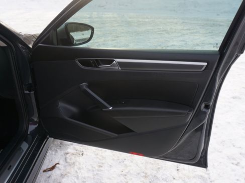 Used 2017 Volkswagen Passat 1.8T R-Line w/ R-Line Lighting Package image 24