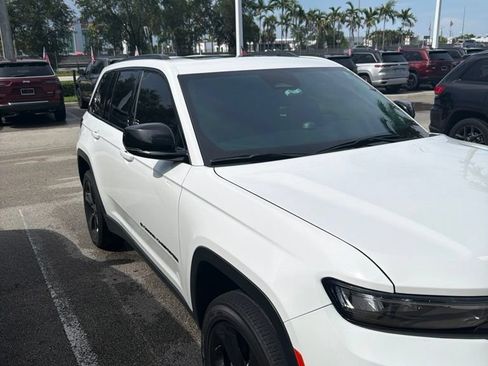 Used 2024 Jeep Grand Cherokee Altitude RWD image 3