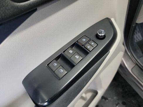 Used 2019 Toyota Highlander LE AWD/4WD image 14