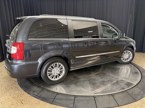 Used 2013 Chrysler Town & Country Touring-L FWD image 8