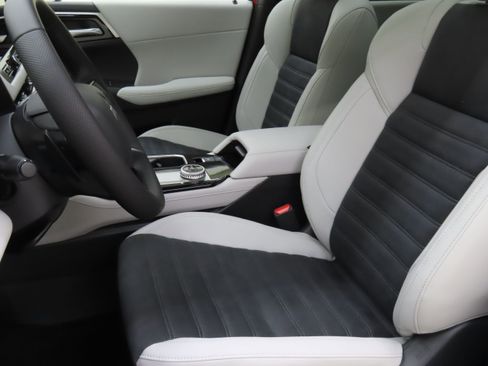 New 2025 Mitsubishi Outlander SE image 10