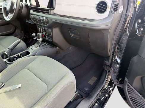 Used 2024 Jeep Wrangler Sahara image 14