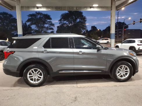 Certified 2025 Ford Explorer Active AWD/4WD image 2