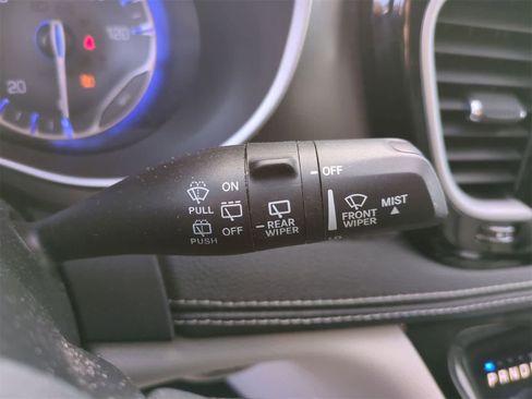 Used 2023 Chrysler Pacifica Touring-L image 25