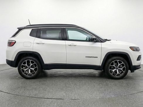 Used 2025 Jeep Compass Limited image 9