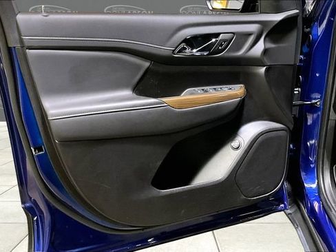 Used 2023 GMC Acadia SLE w/ Driver Convenience Package image 11