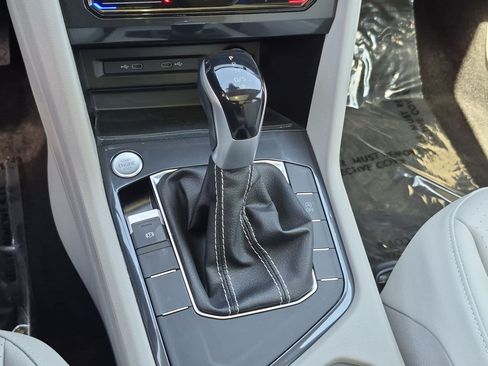 Used 2023 Volkswagen Tiguan SE w/ Panoramic Sunroof Package FWD image 25