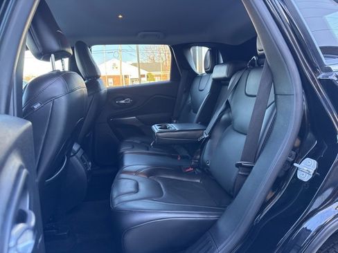 Used 2019 Jeep Cherokee Limited image 11