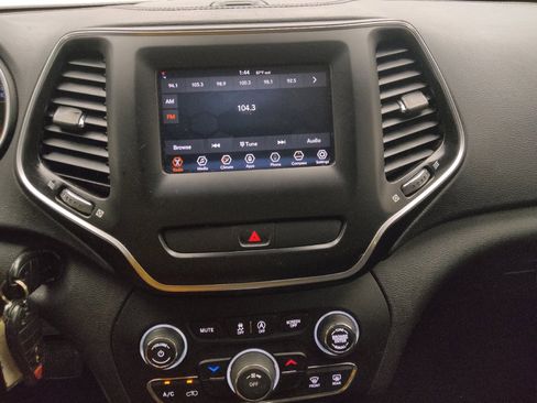 Used 2020 Jeep Cherokee Latitude AWD/4WD image 25