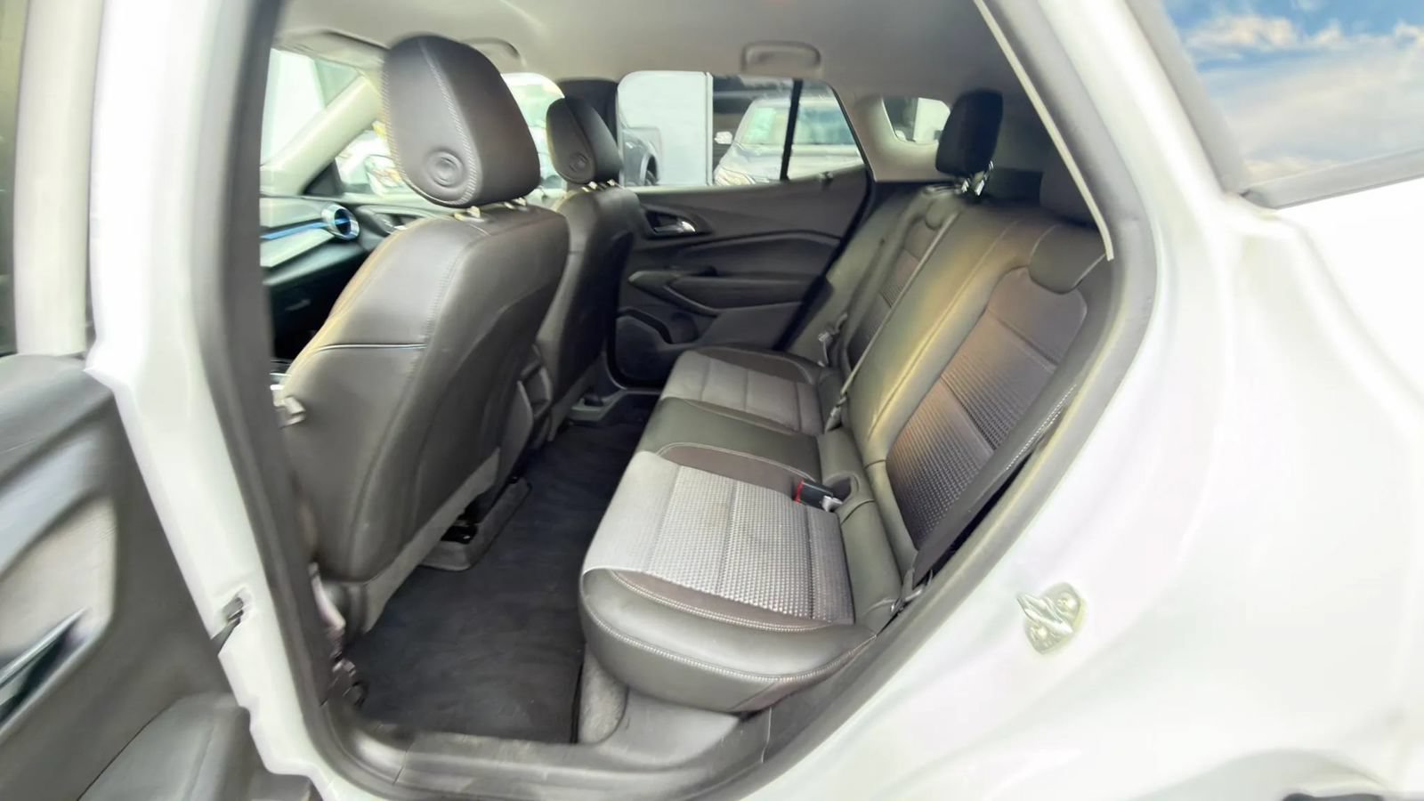 Used 2025 Chevrolet Trax LT FWD image 26