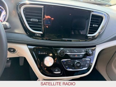 Used 2023 Chrysler Pacifica Touring-L FWD image 15