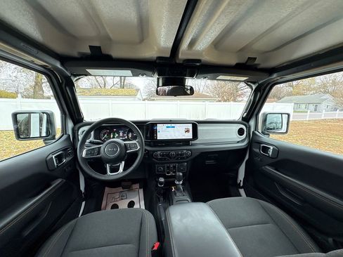 Used 2025 Jeep Wrangler Unlimited Sahara image 12
