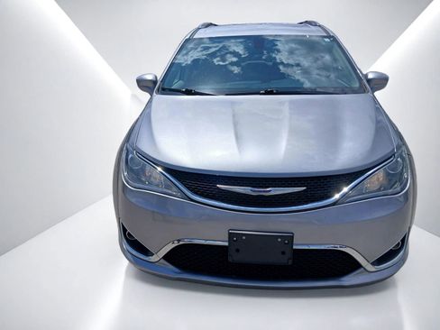 Used 2019 Chrysler Pacifica Touring-L FWD image 3