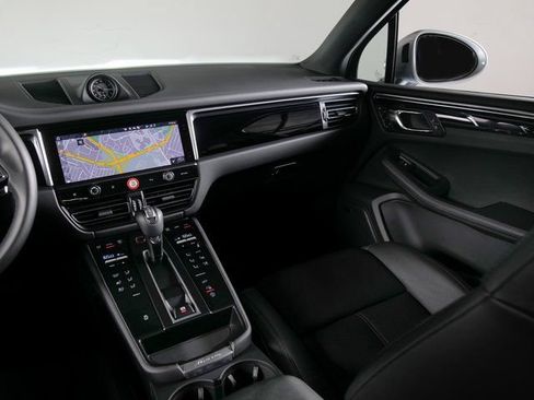 Certified 2026 Porsche Macan AWD/4WD image 19