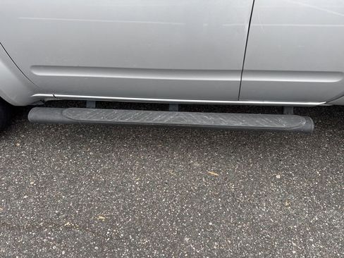 Used 2011 Nissan Frontier SV image 18