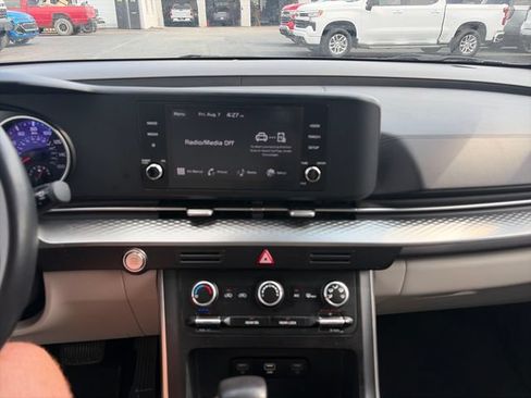 Used 2024 Kia Carnival LX FWD image 17